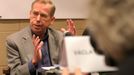 Václav Havel na tiskové konferenci k premiéře hry Odcházení v divadle Archa.