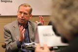 Václav Havel na tiskové konferenci k premiéře hry Odcházení v divadle Archa.