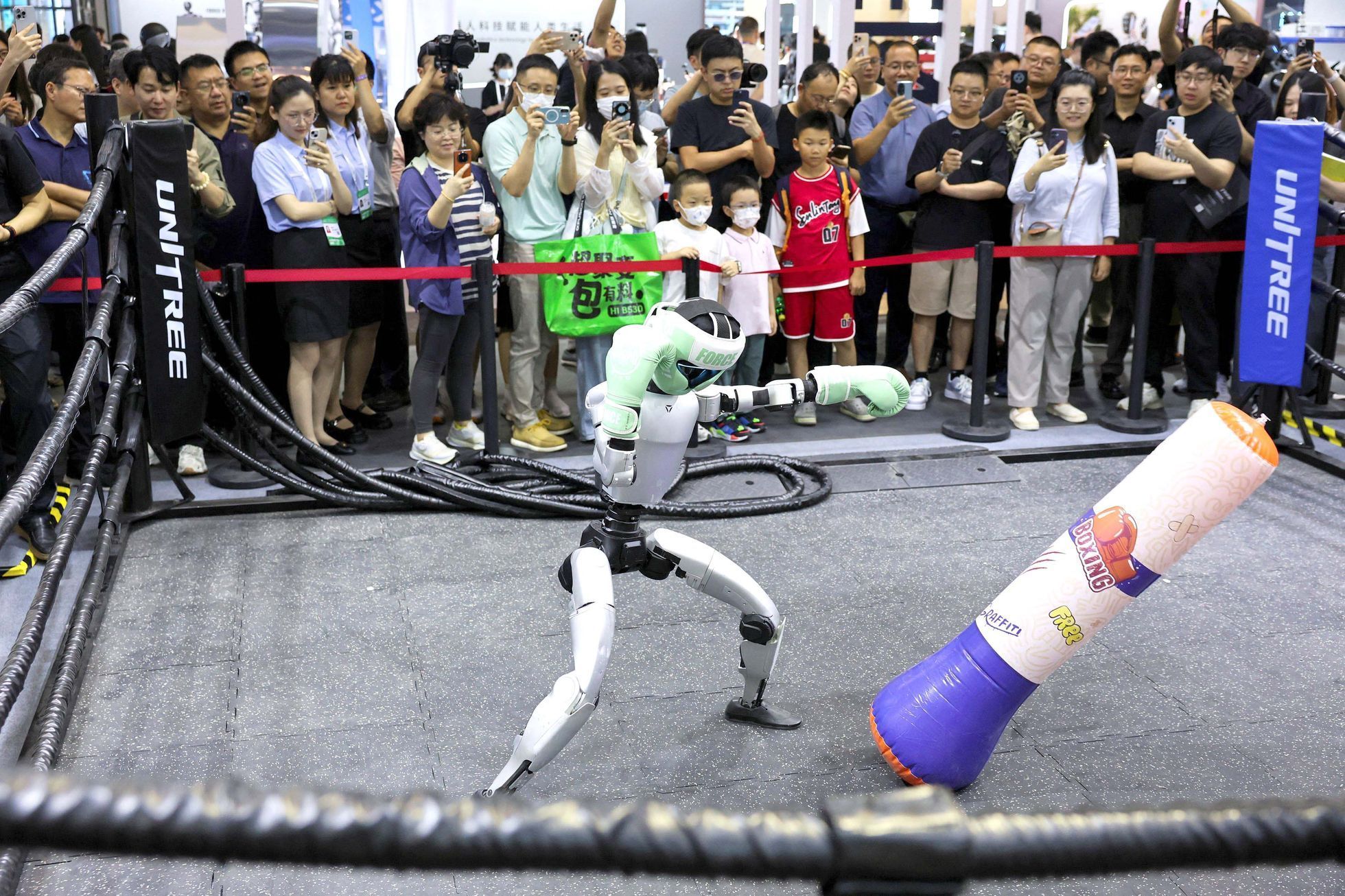 Čína, Peking, robot, výstava, humanoid,
