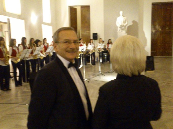 Senátor Kubera s manželkou poslouchá orchestr z Poličky. Fotografie byla vyfocena mobilním telefonem na Pražském hradě u příležitosti předávání státních vyznamenání prezidentem republiky.