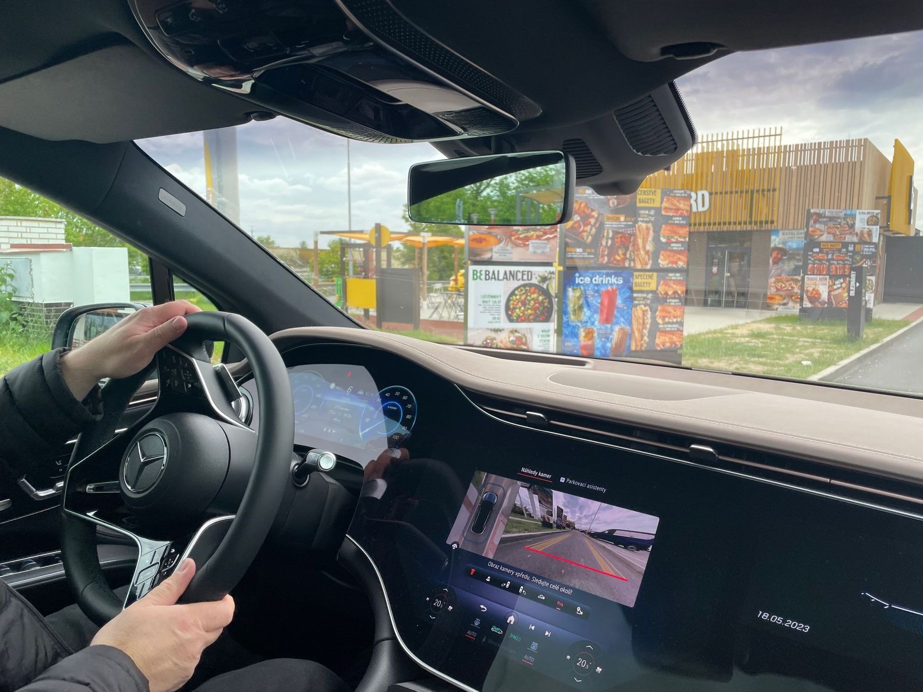 Test děti, drive-thru, drive-in, jídlo na cestách, děti v autě
