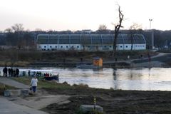 Přívoz v pražské Troji kvůli velké vodě znovu nejezdí. Jako náhradu mohou cestující využít autobus