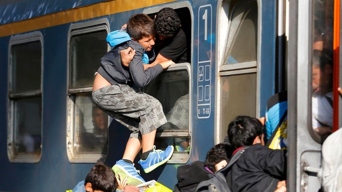 Uprchlíci, kteří se na nádraží v Keleti snaží dostat do vlaku jedoucího do Vídně..