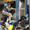 Uprchlíci se snaží nasednout do vlaku v Keleti
