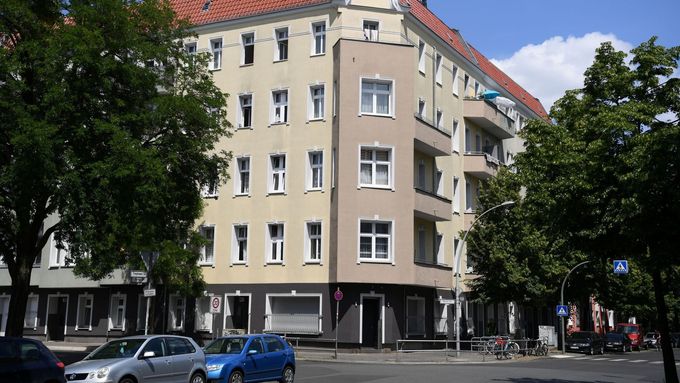 Blok domů v berlínské čtvrti Neukölln, který je v karanténě.