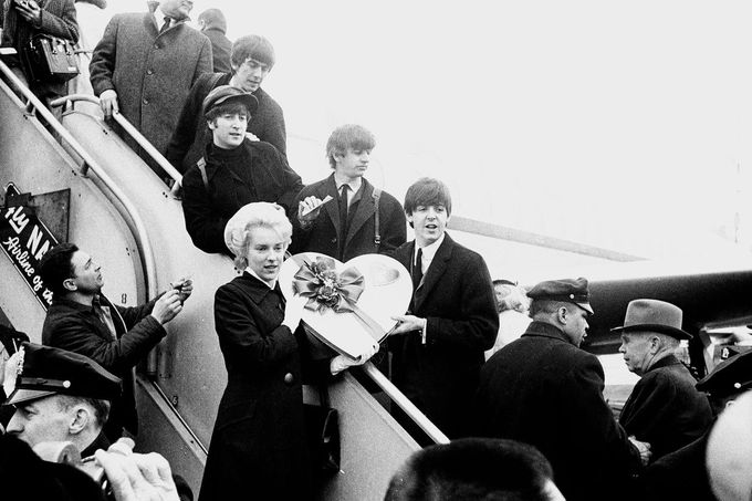 Letuška Carol Callagherová předává Beatles při odletu z New Yorku do Miami obří valentýnskou bonboniéru.
14. února 1964.