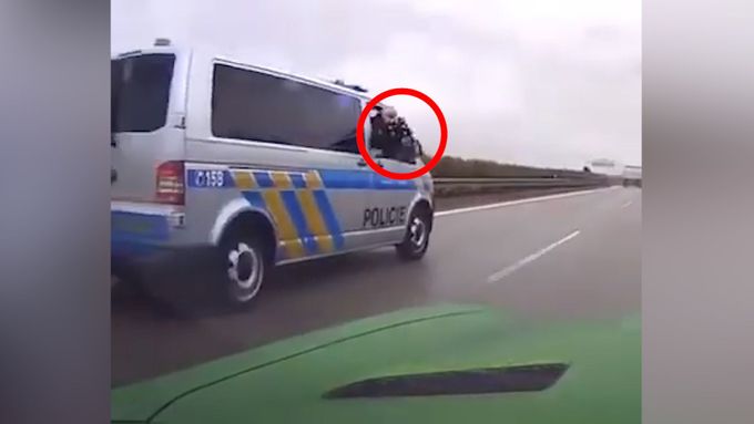 Policista v dodávce se zapnutými majáky vytáhl na řidiče osobního auta na dálnici samopal.