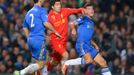 Fotbalisté Chelsea Branislav Ivanovič (vlevo) a Cesar Azpilicueta brání Luise Suáreze v utkání proti Liverpoolu v anglické Premier League 2012/13.