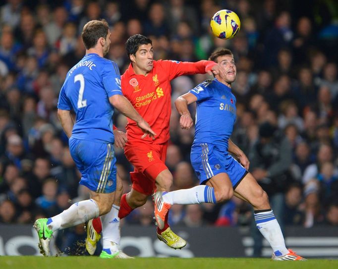 Fotbalisté Chelsea Branislav Ivanovič (vlevo) a Cesar Azpilicueta brání Luise Suáreze v utkání proti Liverpoolu v anglické Premier League 2012/13.