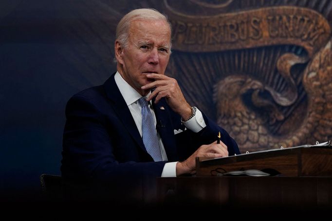 Joe Biden během schůzky se svými ekonomickými poradci.