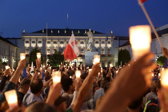 Protesty ve Varšavě před prezidentským palácem proti soudní reformě.