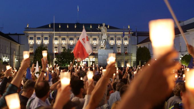 Demonstrace proti justiční reformě před prezidentským palácem ve Varšavě.