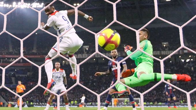 Moussa Dembele z Lyonu (9) dává gól do sítě Paris St. Germain.