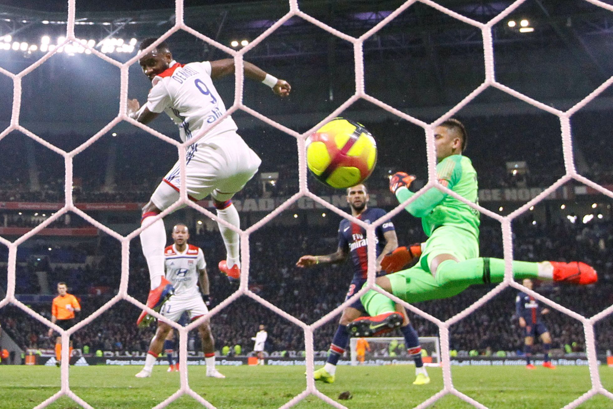 Moussa Dembele z Lyonu dává gól do sítě Paris St. Germain