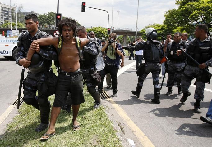 A supporter of the Native Indian community is arrested near the Brazilian Indian Museum in Rio de Janeiro March 22, 2013. Brazilian military police took position early morning outside the abandoned Indian museum, where a native Indian community of around 30 individuals have been living since 2006. The Indians were summoned to leave the museum in 72 hours by court officials since last week, local media reported. The group is fighting against the destruction of the museum, which is next to the Maracana Stadium. REUTERS/Sergio Moraes (BRAZIL - Tags: CIVIL UNREST POLITICS) Published: Bře. 22, 2013, 6 odp.