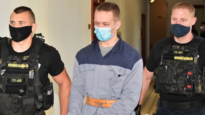Za útok sekerou na pošťáka a jeho přítelkyni v Aši uložil soud 24 let vězení
