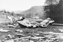 Bod na radaru se náhle zvětšil a zmizel. Z mraků vypadávaly trosky i lidská těla