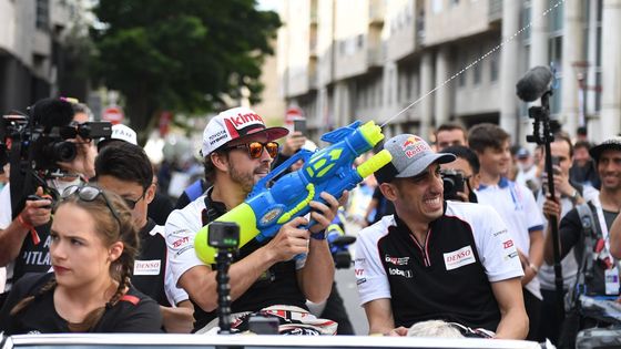 Fernando Alonso měl v Le Mans důvod se radovat. Podruhé za sebou vyhrál legendární čtyřiadvacetihodinovku.