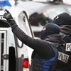 Belgická policie při razii proti islamistům v bruselské čtvrti Molenbeek.