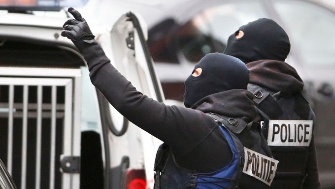 Belgická policie při razii proti islamistům v bruselské čtvrti Molenbeek.