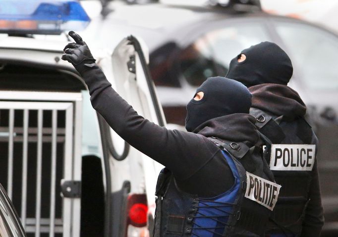 Belgická policie při razii proti islamistům v bruselské čtvrti Molenbeek.