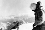 Na vrcholu K2 nakonec stanuli Achille Compagnoni (na snímku) a Lino Lacadelli. I jejich příběh ale rámují temné kontury, neboť při výstupu bezohledně posunuli jeden z výškových táborů a své dva kolegy, kteří se vraceli pro kyslíkové lahve, nechali nocovat bez přístřeší i spacáků ve výšce přes 8000 metrů přímo na svahu hory. Ráno si pak jen došli pro jejich opuštěné kyslíkové lahve, zatímco oba nešťastníci s vypětím všech sil sestupovali dolů a doplatili na to těžkými omrzlinami.