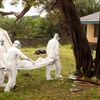 Lékaři pečující o pacienty nakažené ebolou