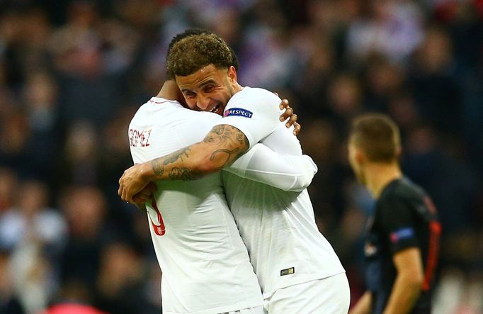 fotbal, Liga národů 2018, Anglie - Chorvatsko, Joe Gomez a Kyle Walker slaví vítězství