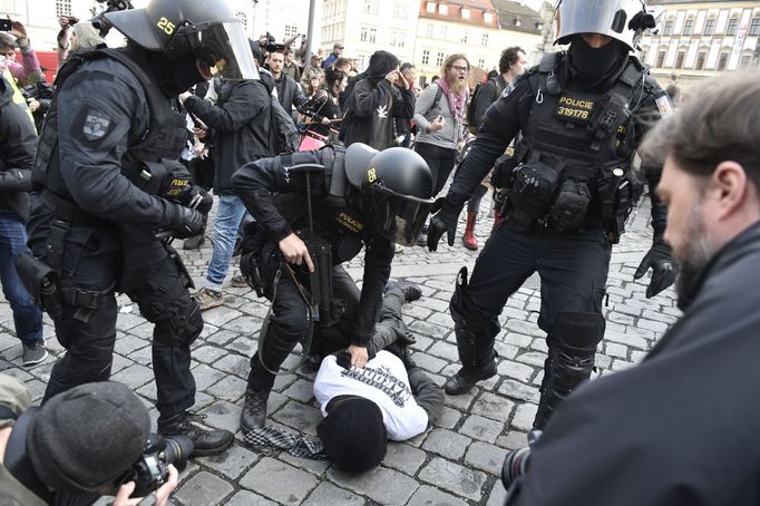 Těžkooděnci utlumili potyčku mezi pravicovými radikály a jejich odpůrci na Zelném trhu v Brně.