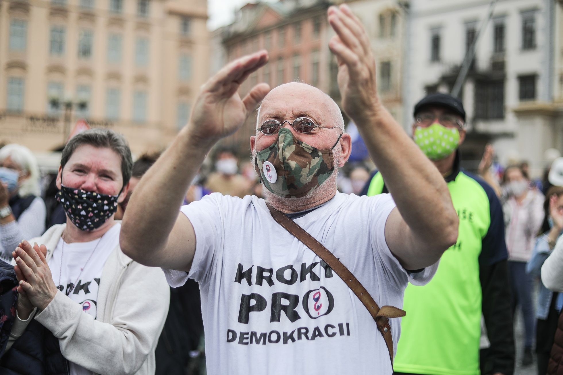 Demonstrace Milion chvilek pro demokracii - roušky, rozestupy, Andrej Babiš