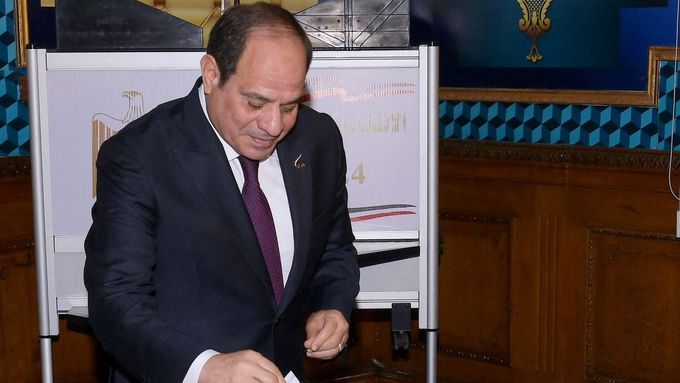 Egyptská hlava státu Abdal Fattáh Sísí volí v prezidentských volbách.