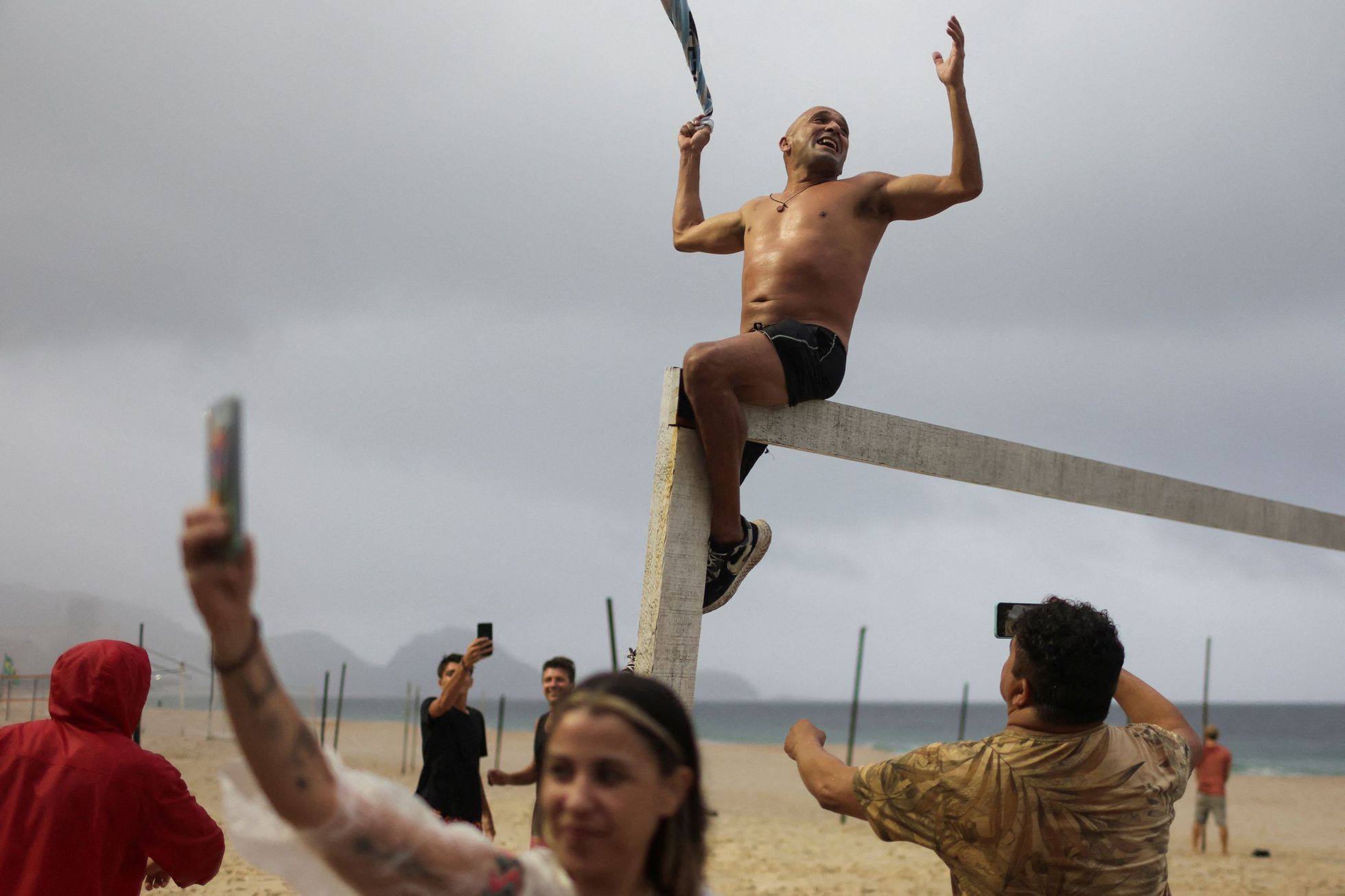 Argentinci fandí na brazilské pláži Copacabana v baru Buenos Aires během semifinále MS 2022 Argentina - Chorvatsko