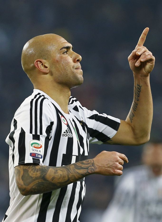 Simone Zaza z Juventusu slaví gól v síti Neapole.