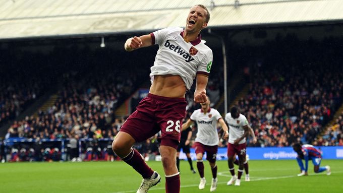 Tomáš Souček slaví gól do sítě Crystal Palace.