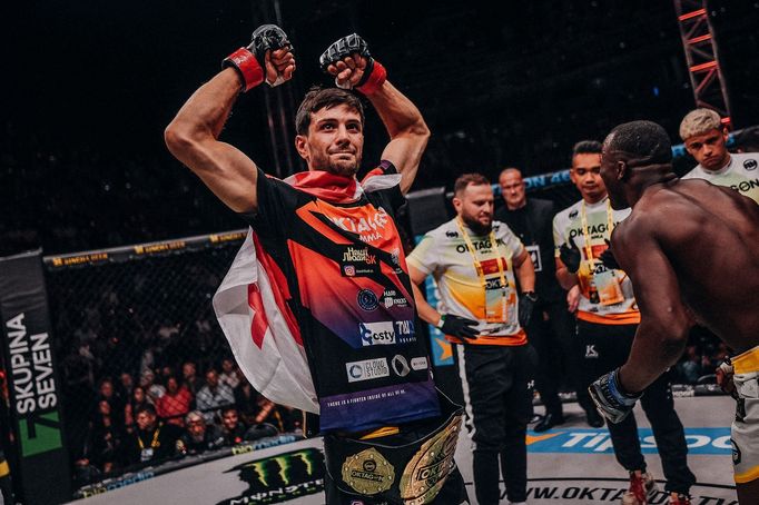 Oktagon 45: Maté Sanikidze, šampion pérové váhy.