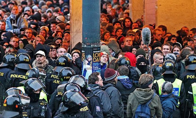 Na obou stranách křižovatky zůstaly oddělené skupiny lidí. U hotelu InterContinental anarchisté, u právnické fakulty několik neonacistů a dalších lidí.