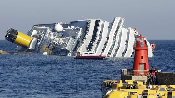 U Itálie ztroskotala obří výletní loď Costa Concordia