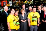 Německá kancléřka Angela Merkelová hovoří se zaměstnanci centrály Opelu v Ruesselsheimu.