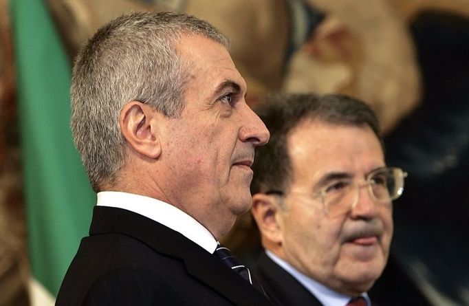 Italian Prime Minister Romano Prodi (R) walks with his Romanian counterpart Calin Popescu Tariceanu during a meeting at the Palazzo Chigi in Rome November 7, 2007. REUTERS/Max Rossi (ITALY)