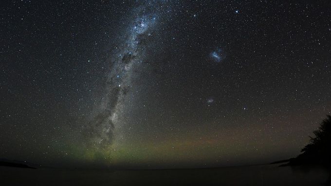 Pohled na galaxii Velkého a Malého Magellanova oblaku.