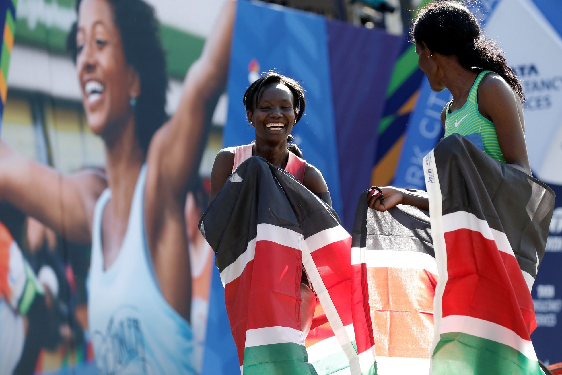 Keňské atletky Mary Keitanyová a Sally Kipyegová