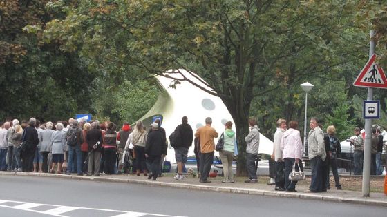 Kaplického blob stojí místo na Letné na Lesné