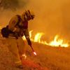 Hasiči na severu Kalifornie se snaží likvidovat obrovské lesní požáry.