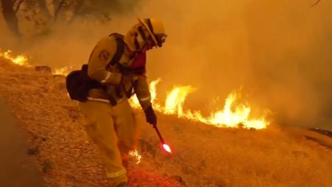 Desetitisíce lidí utekly ze svých domovů před obrovskými lesními požáry na severu Kalifornie.