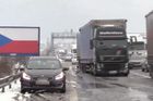 Dálnici D5 u Prahy uzavřela nehoda osobního auta, řidička zřejmě usnula