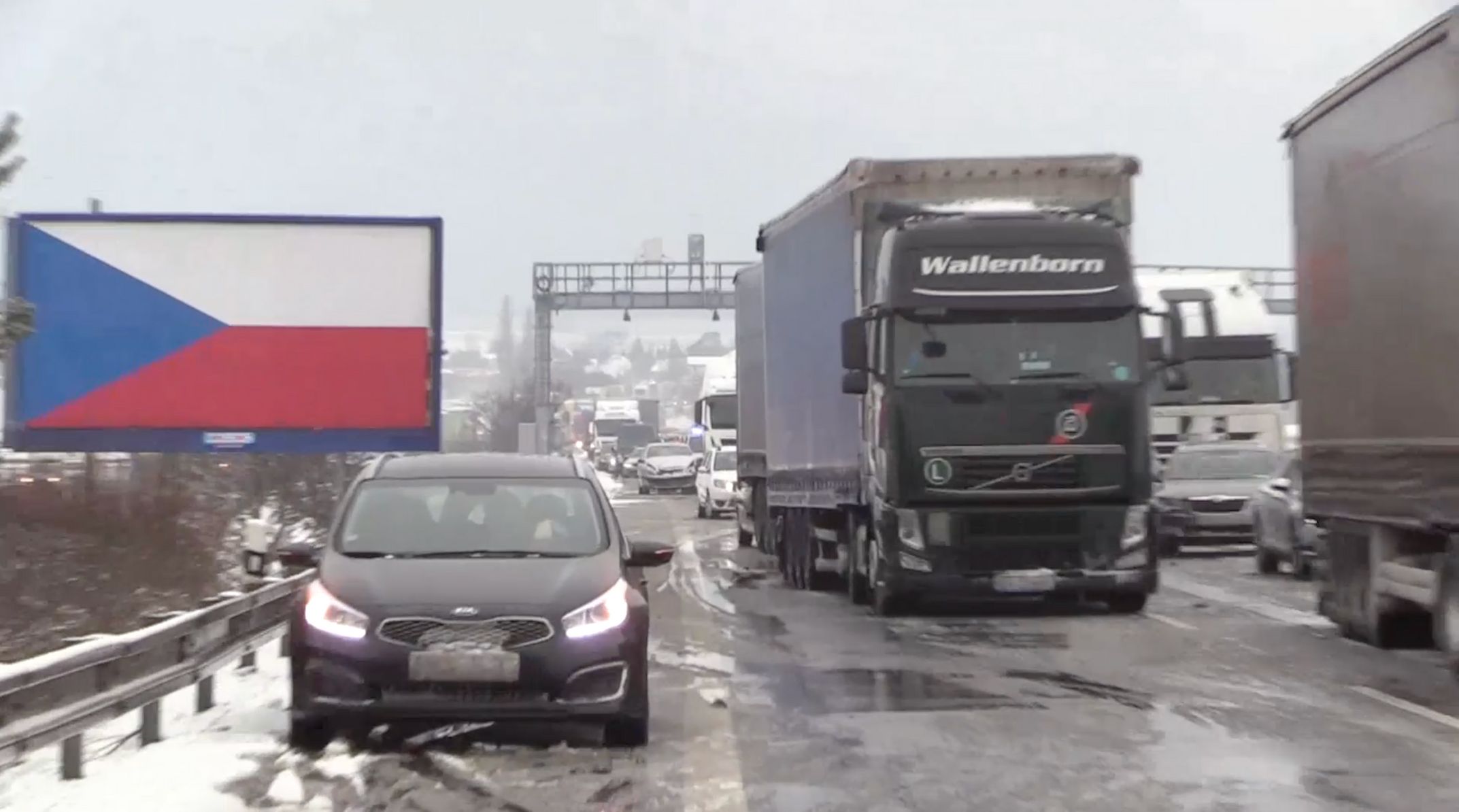 Sněhová kalamita zasáhla i dálnici D10. Ta dnes byla ve směru na Prahu uzavřená na tři hodiny