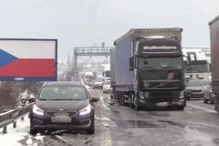 Dálnici D5 u Prahy uzavřela nehoda osobního auta, řidička zřejmě usnula