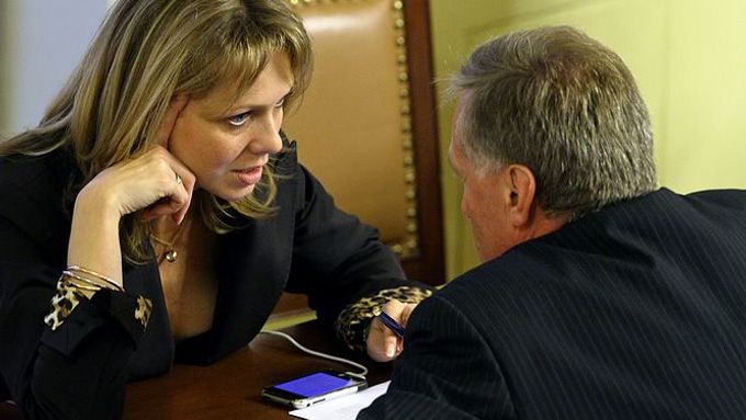 Lucie Talmanová při rozhovoru s premiérem Mirkem Topolánkem v poslanecké sněmovně.