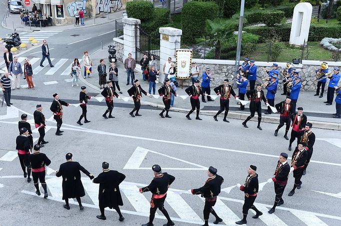 Na snímku: Kruhový řetězový tanec v rámci oslav Saint-Tryphon v Chorvatsku. UNESCO zveřejnilo v listopadu 2022 seznam nominací 46 památek nehmotného kulturního dědictví.