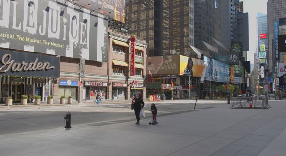 Times Square - nejnavštěvovanější místo světa v době, kdy měli lidé kvůli koronaviru zůstat až na nezbytné případy doma. 
